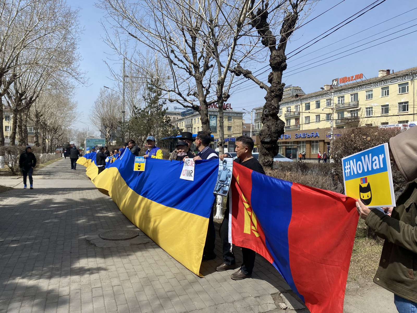 ВИДЕО: "No war" цуглаанд оролцож байсан иргэн рүү үл таних этгээд халдсан бол, Оросын дипломат албаны хүн ирж тэднийг доромжилжээ