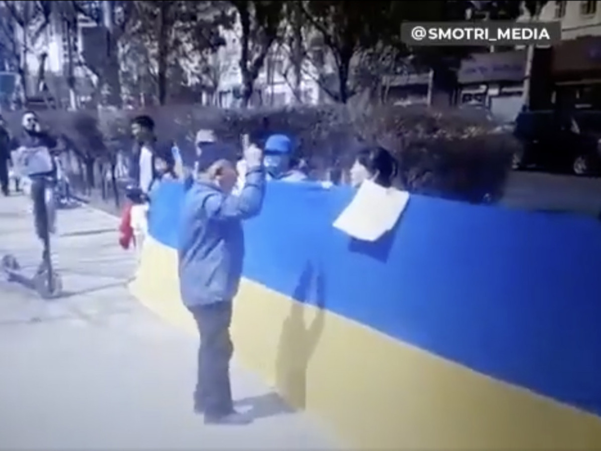 ВИДЕО: "No war" жагсаалын үеэр үймээн дэгдээсэн ахимаг насны Монгол эрийн талаар Беларусын сөрөг хүчний NEXTA суваг мэдээлжээ