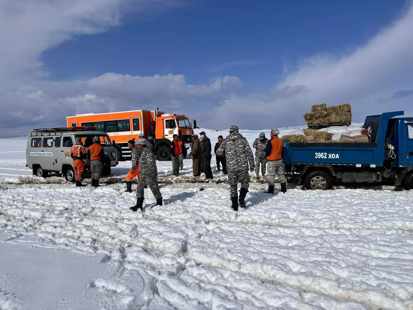 ФОТО: Ховд аймагт цас орсны улмаас 10 өрхийн 9000 гаруй мал цасанд боогдож, алба хаагчид хүч нэмэгдүүлэн ажиллаж байна 