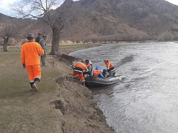 Сэлэнгэ мөрөнд суусан "Тоёота Тундра" загварын автомашиныг татан гаргаж, зорчигчдыг аюулгүй зөөвөрлөжээ