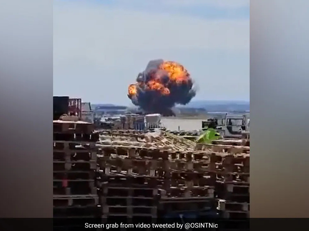 ВИДЕО: Үзүүлэх нислэг хийж байсан F-18 сөнөөгч онгоц осолджээ