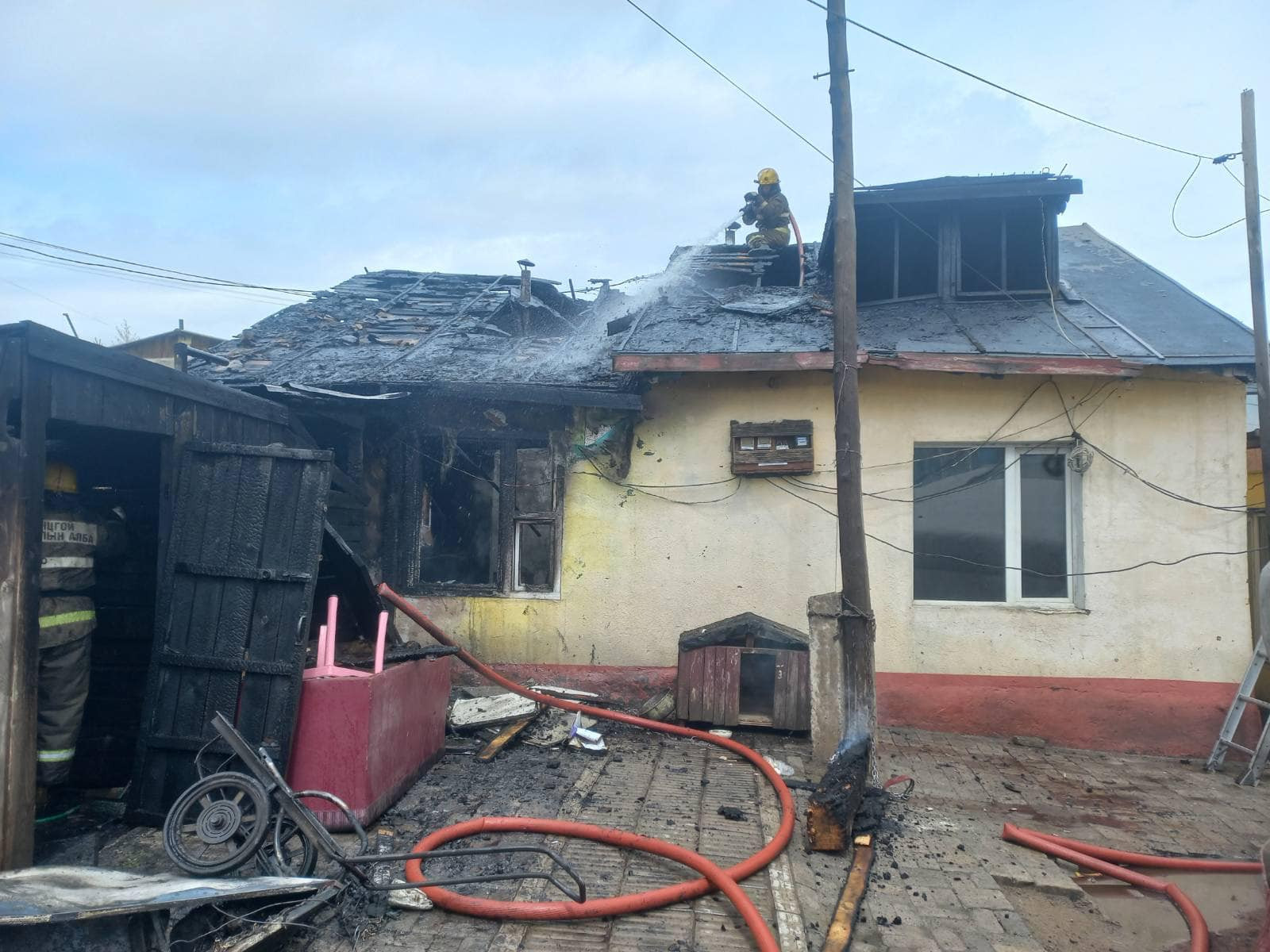 Баянгол дүүргийн 16 дугаар хороонд байшин шатаж байсныг бүрэн унтраажээ