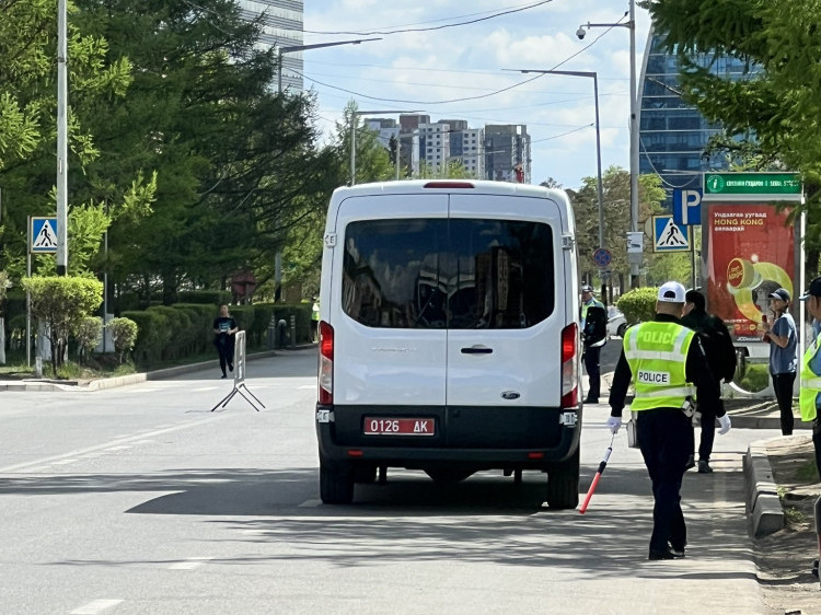"Автомашингүй өдөр" сөүлийн гудамж хэсэгт нэвтэрсэн ОХУ-ын ЭСЯ-ны машин олны дургүйцлийг хүргэв