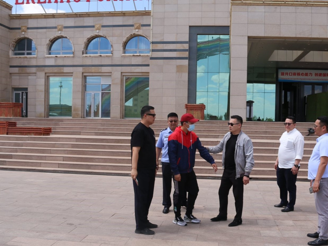 ШУУРХАЙ: Зэвсгийн чанартай зүйл хэрэглэн бусдыг дээрэмдээд, оргон зайлсан этгээдийг "Шувуу" ажиллагаагаар БНХАУ-аас авчирч, цагдан хорьжээ