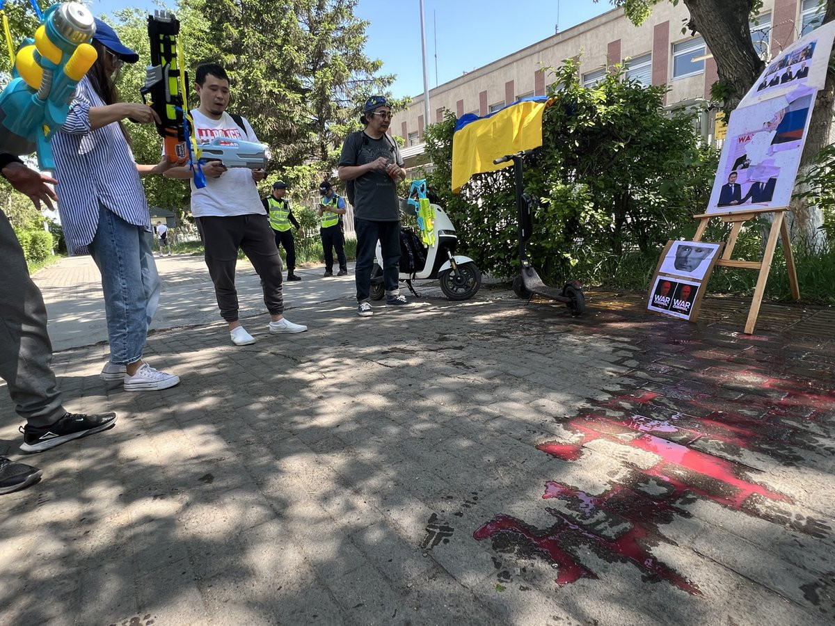 Оросын дайныг эсэргүүцэж "No war" хөдөлгөөний залуус ОХУ-ын байрны гадна талбайд улаан будаг цацжээ