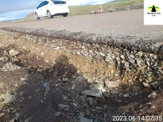 ФОТО: Улаанбаатар-Арвайхээр чиглэлийн замд үер бууж, эвдрэл үүссэн тул болгоомжтой зорчихыг анхаарууллаа