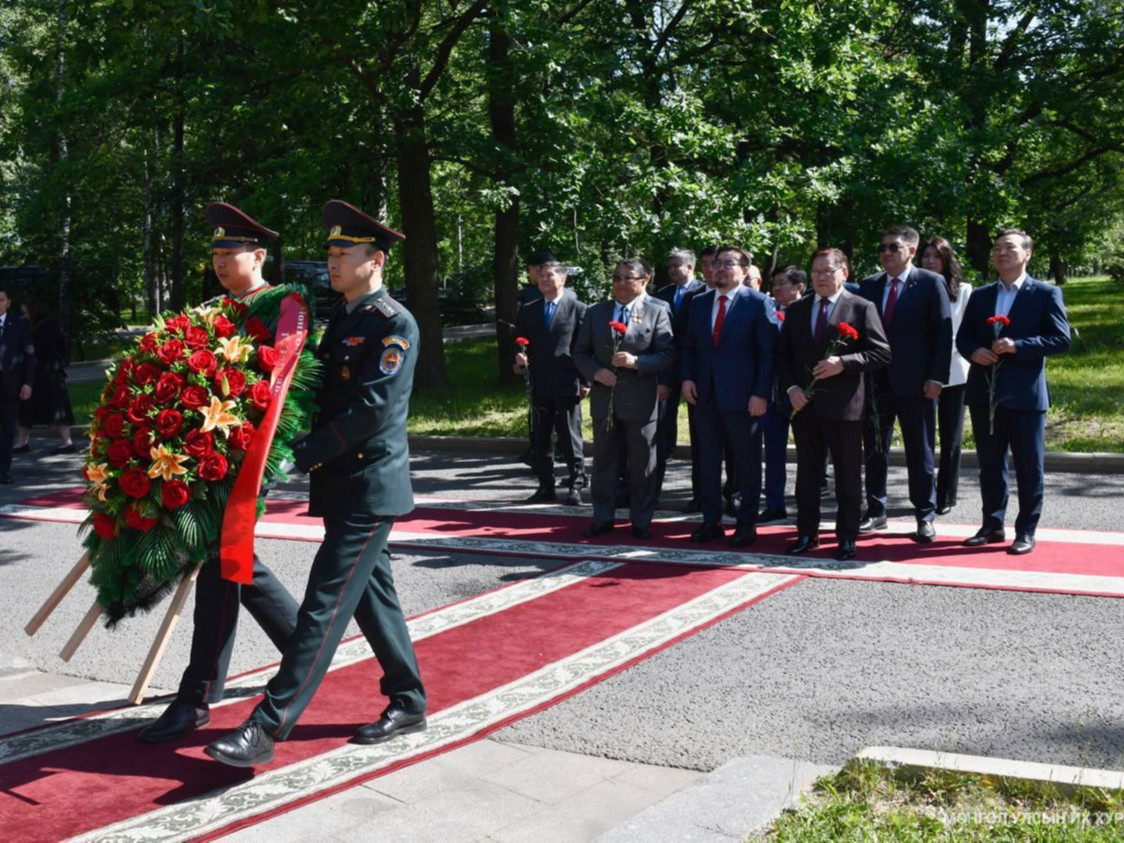 УИХ-ын дарга Г.Занданшатар тэргүүтэй төлөөлөгчид “Ялалтад тэмүүлсэн морьд” хөшөөнд цэцэг өргөлөө