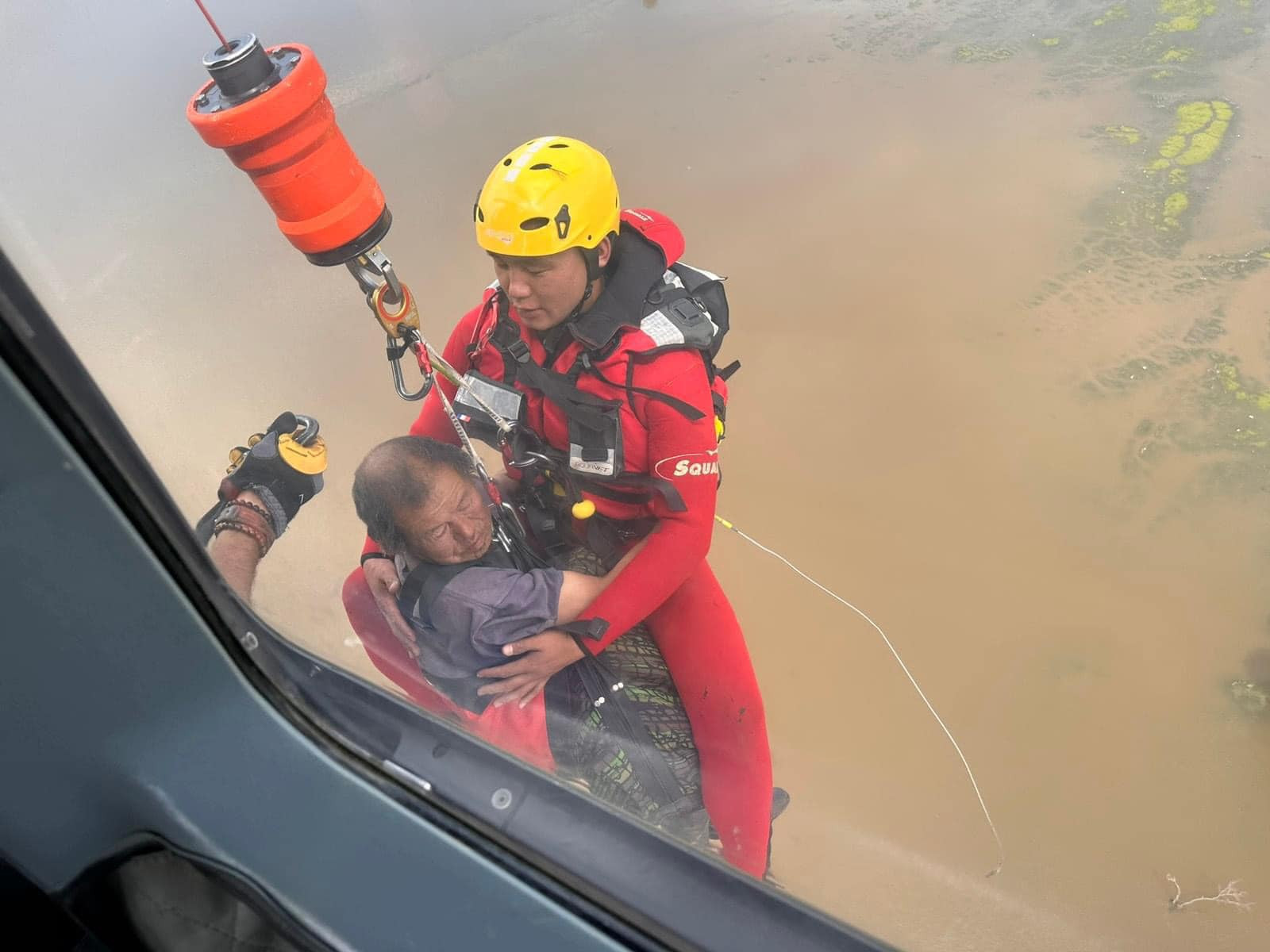 Үерт өртсөн иргэнийг нисдэг тэргээр аварчээ