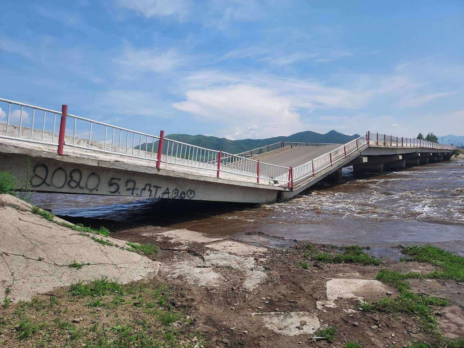 Хараа голын үндсэн гүүр үерийн улмаас 2 үе хавтан нь нуржээ