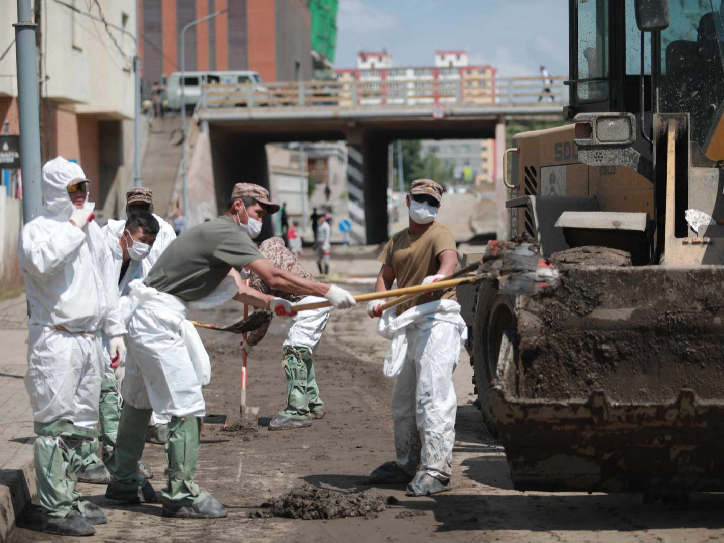 ФОТО: Лаг шавар ихээр хуримтлагдсан 18 байршлыг цэвэрлэн, ариутгаж байна