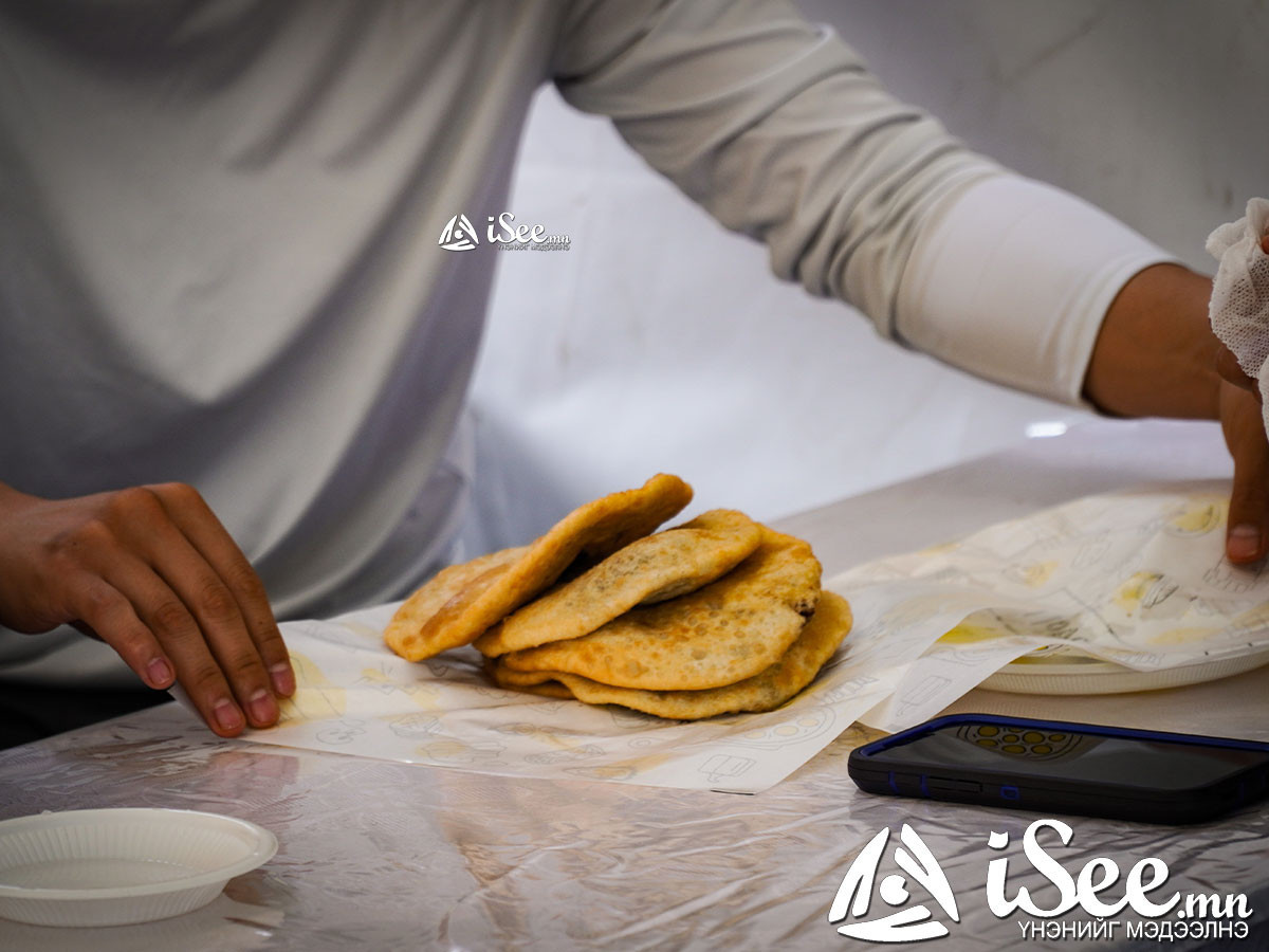 ФОТО: Төв цэнгэлдэх хүрээлэнд хуушуур 2500 төгрөгийн үнэтэй байна