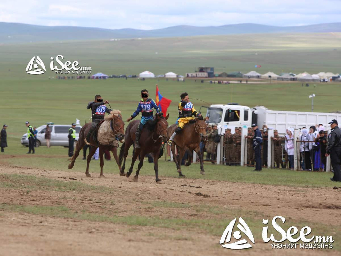 Шүдлэн насны морины уралдааны үеэр гурван хүүхэд мориноос унасан байхад нь тусламж үзүүлжээ 