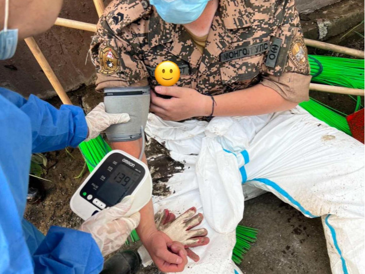 Үерт ажиллаж байгаа алба хаагчдад эрүүл мэндийн анхан шатны үзлэг, оношилгоо тусламж үйлчилгээг үзүүллээ