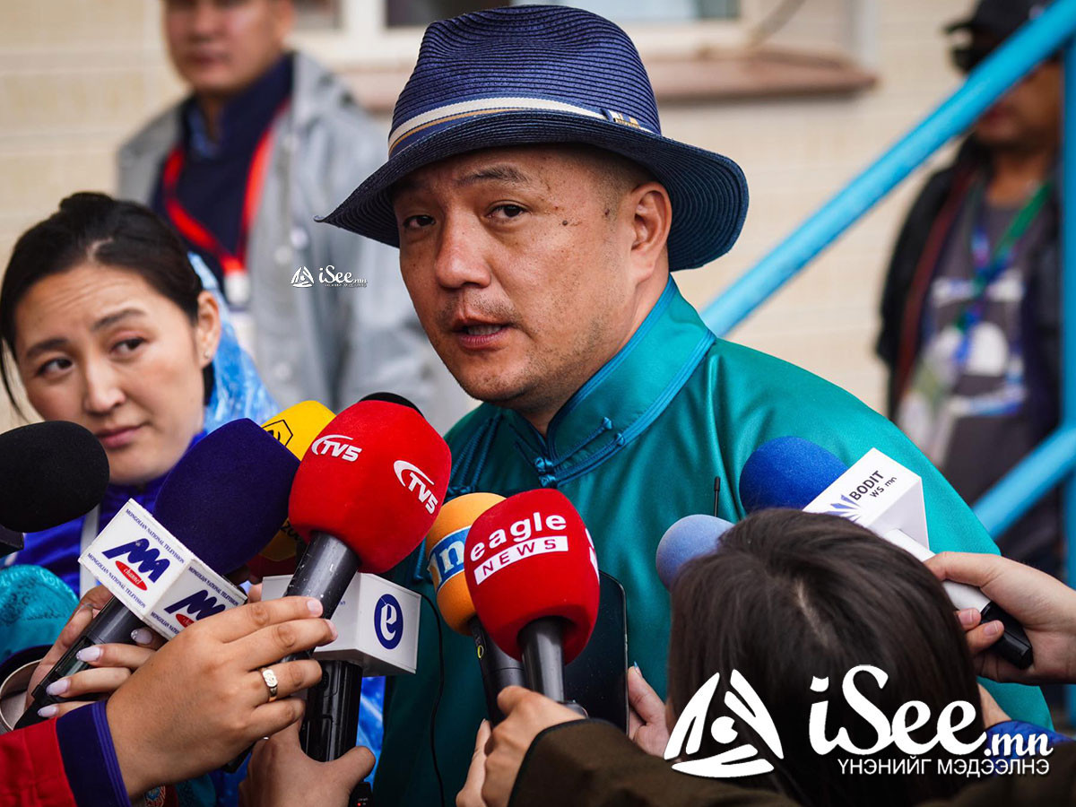 Найруулагч Б.Анар: “Эвийн хүчээр тусгаар Монгол мөнхөд оршино” гэсэн утгыг илэрхийлж, мета домог зүй гэсэн шийдэл, хийц ашигласан