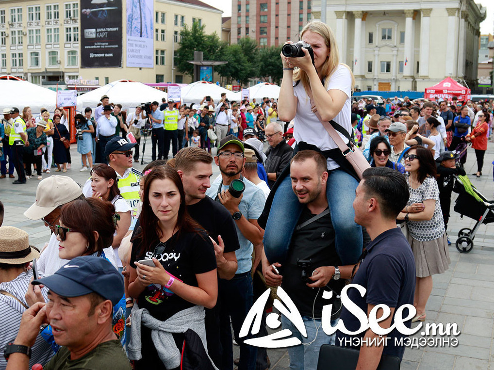 ЖУУЛЧИД: Үндэснийхээ дээл хувцсаар гоёод наадаж буй монголчуудаар бахархаж байна