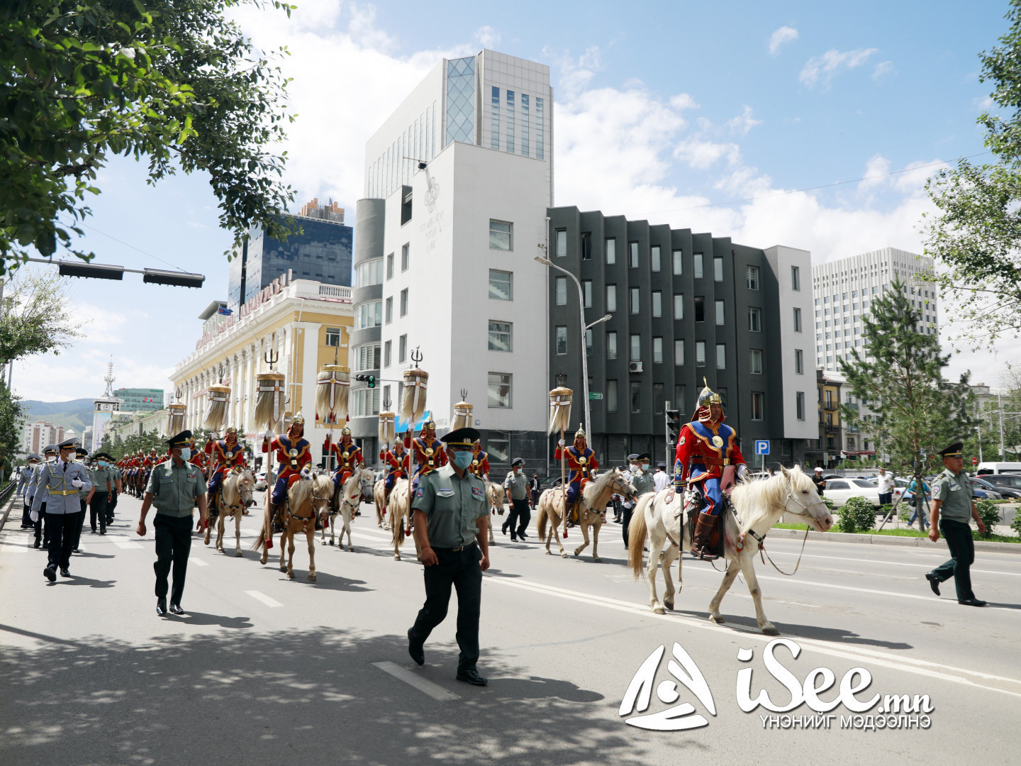 ШУУД: Төрийн есөн хөлт цагаан тугийг Төв цэнгэлдэхэд залах ёслол болж байна