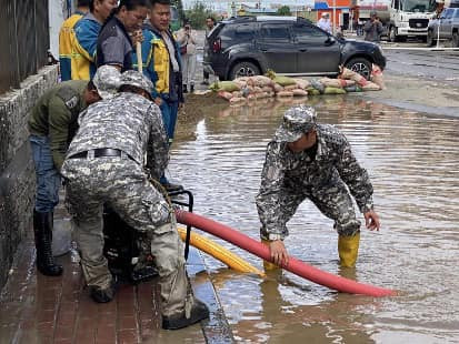 Зоорийн давхар нь үерт автсан 139 барилгын усыг соруулж дуусав