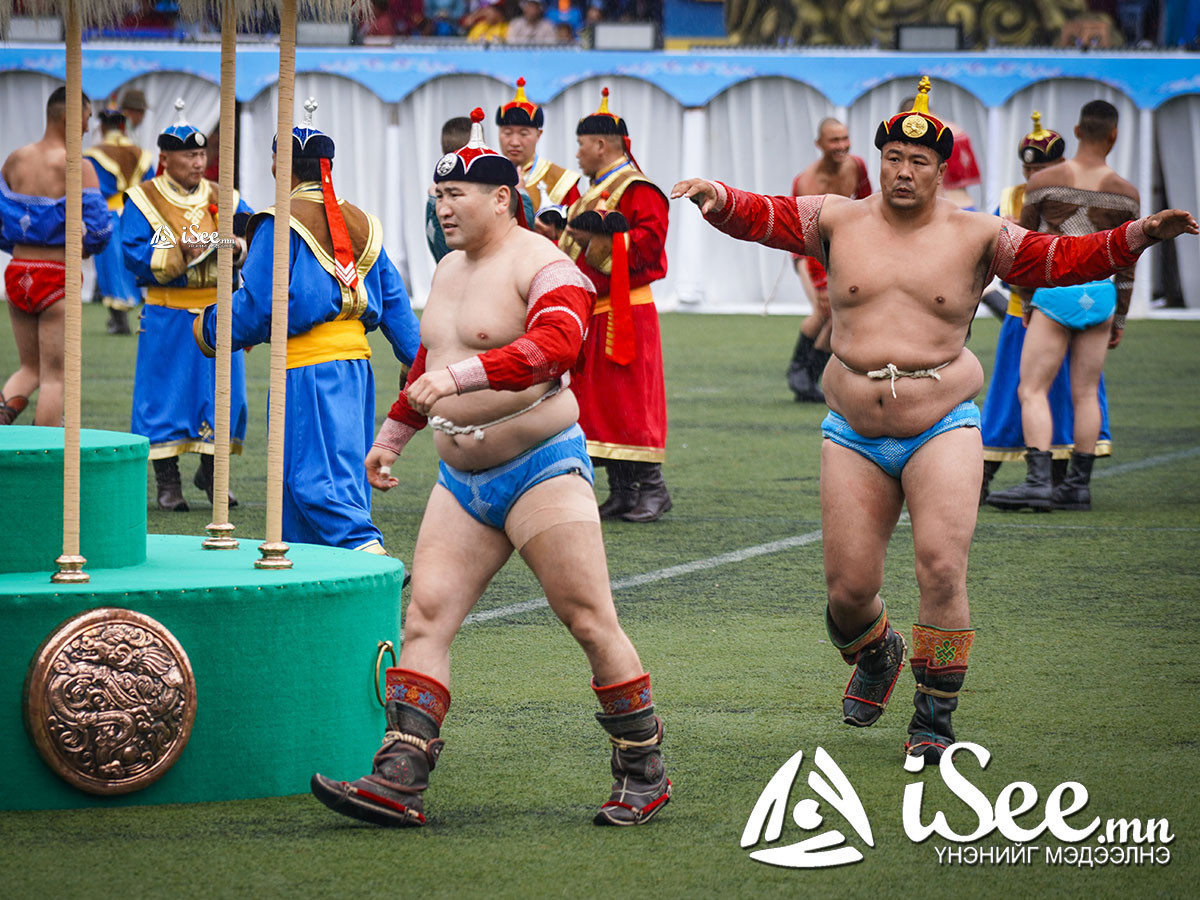 Аварга П.Бүрэнтөгс аймгийн арслан Г.Ганхуягт, аварга Г.Эрхэмбаяр аймгийн арслан Д.Эрдэнэтулгав өвдөг шороодлоо