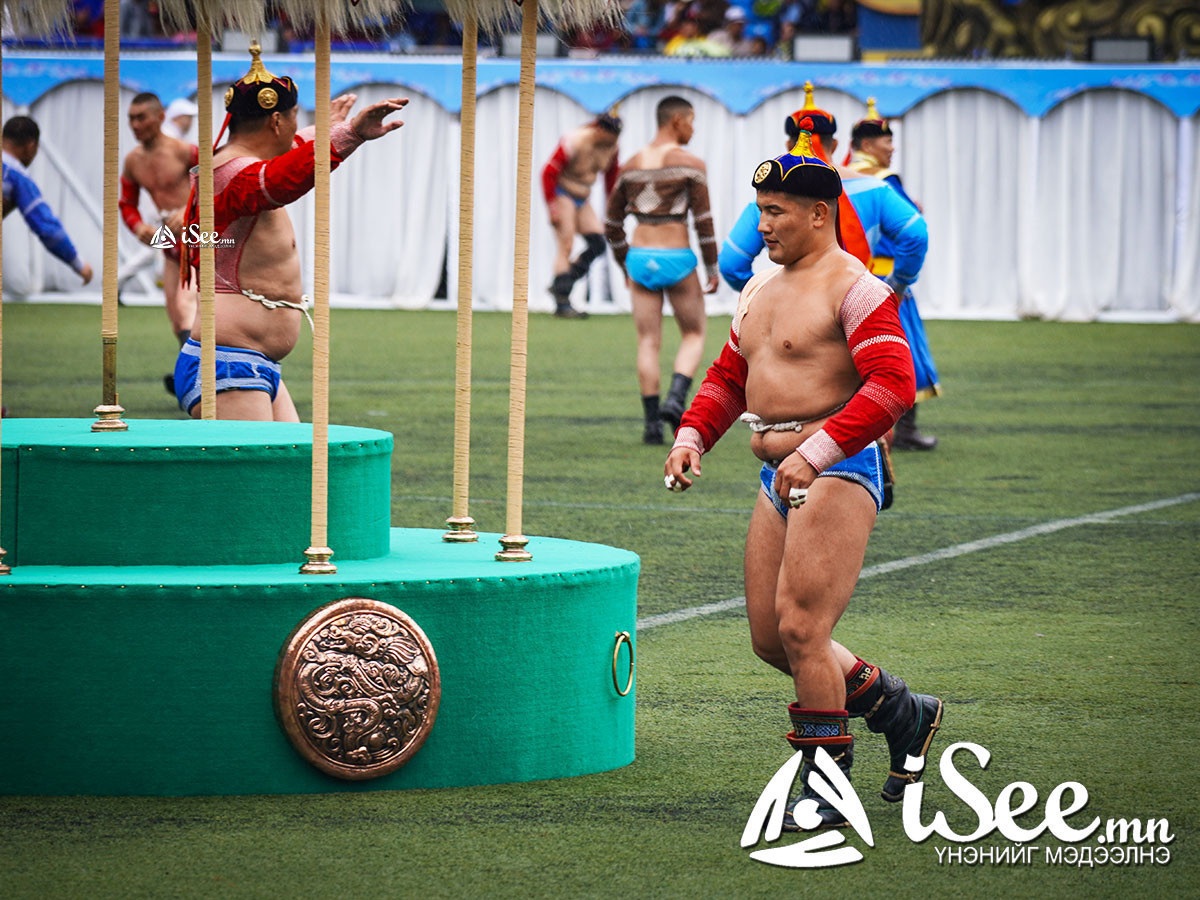 Баяр наадмын хүчит бөхийн барилдааны гурвын даваа үргэлжилж байна 