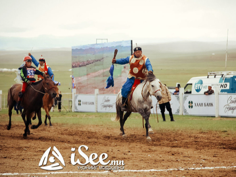 СОЁОЛОН: Дархан сумын уяач Ганболдын Ариунболдын хээр морь түрүүлж тод магнай, торгон жолоогоо өргүүллээ 