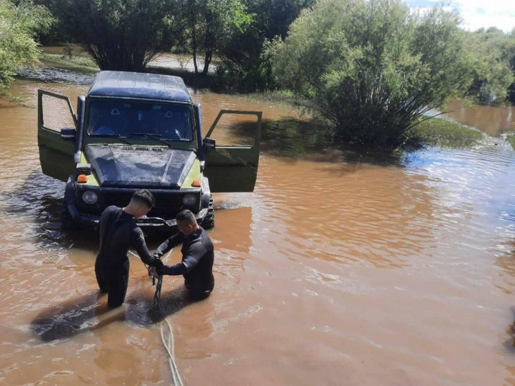 Усанд боогдсон  гурван амь насыг аварлаа