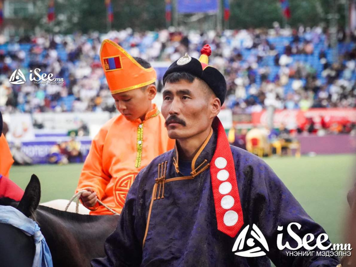 Дундговь аймгийн Луус сумын уяач Э.Улаанхүүд "Номгон рашаан" ХХК-ий Ерөнхий захирал Ё.Эрдэнэбат хувийн зүгээс 10 сая төгрөг бэлэглэжээ