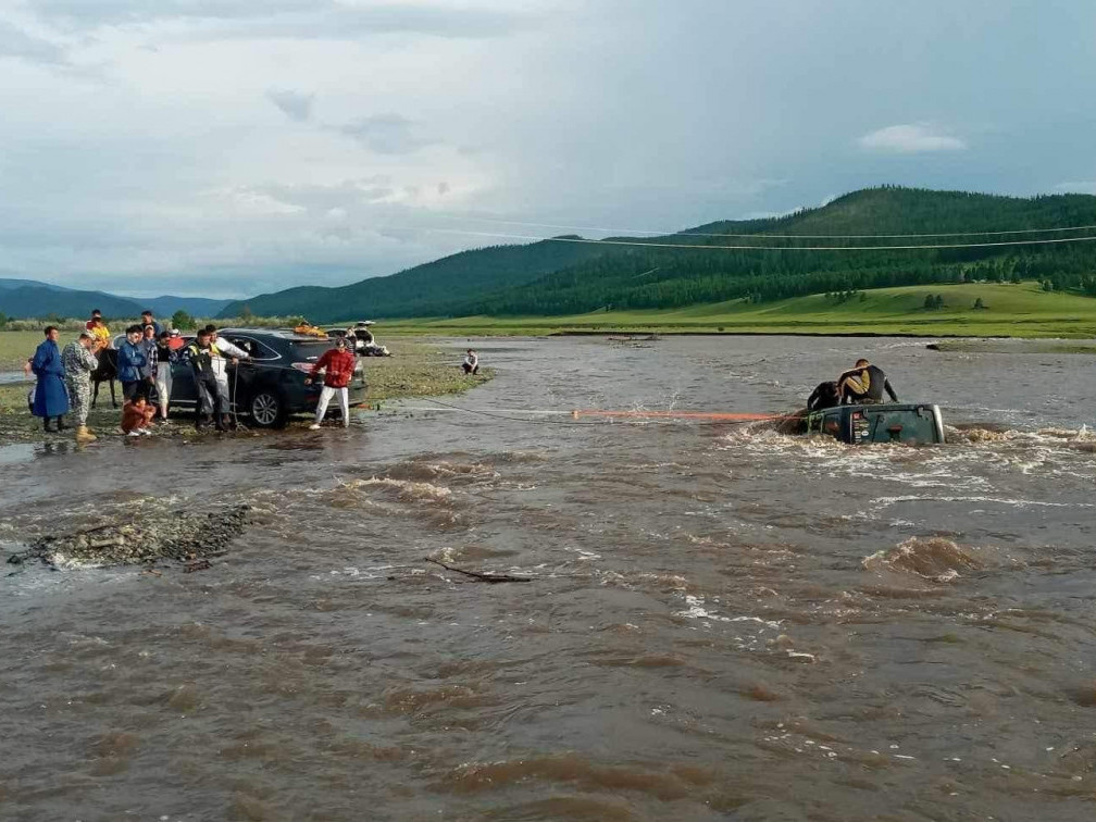Бэлчирийн голд хөвж байсан автомашиныг татан гаргажээ
