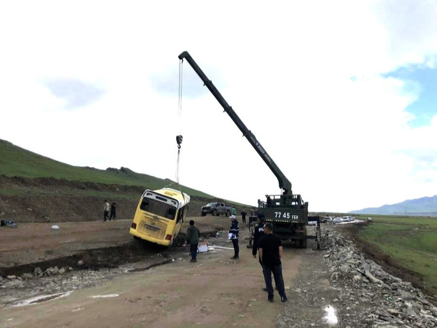Найманнуурын аялалд явж байсан 11 хүнтэй автобус Бат-Өлзий сумын нутаг Үүртийн тохойн замд осолджээ