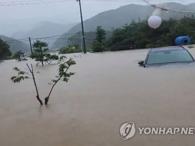 БНСУ-д үер, хөрсний гулгалт дагуулсан аадар борооны улмаас долоон хүн амиа алдаж, гурван хүн сураггүй болжээ