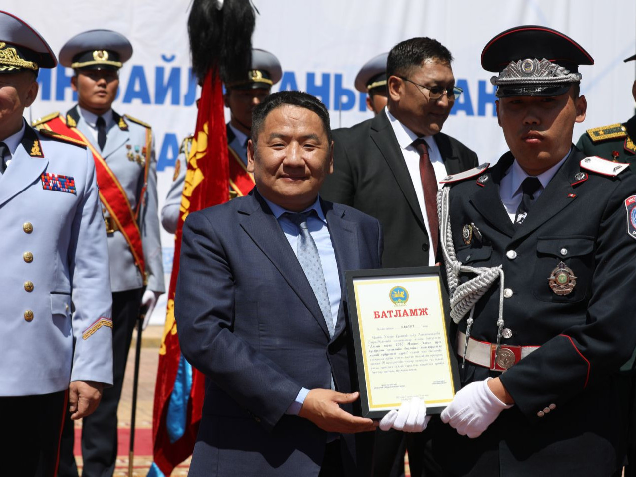 “Алсын хараа-2050” бодлогын талаар шилдэг эсээ бичсэн алба хаагчдад “Гадаад улсад туршлага судлах сургалтад хамрагдах" батламж гардуулав