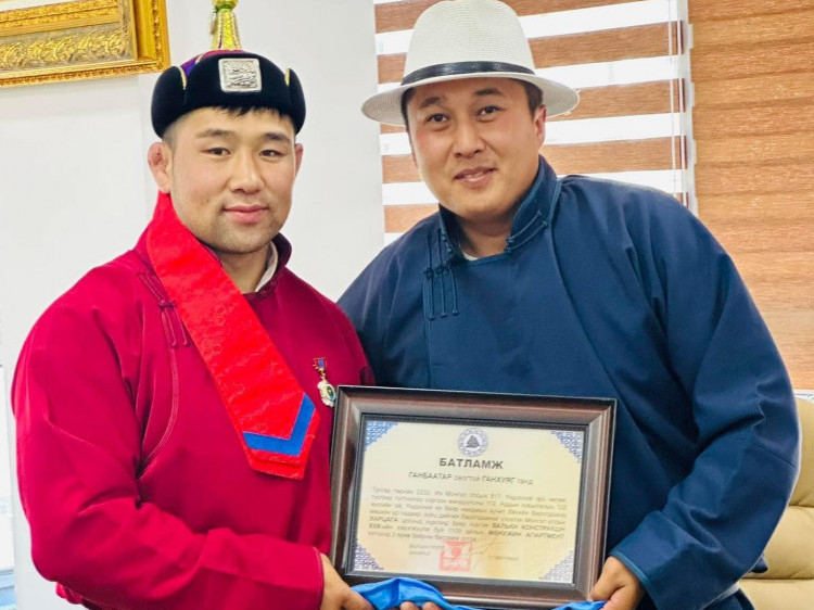 Улсын арслан Б.Орхонбаяраар зургаа давж улсын харцага цол хүртсэн Г.Ганхуягт иж бүрэн тавилгатай гурван өрөө байр бэлэглэлээ