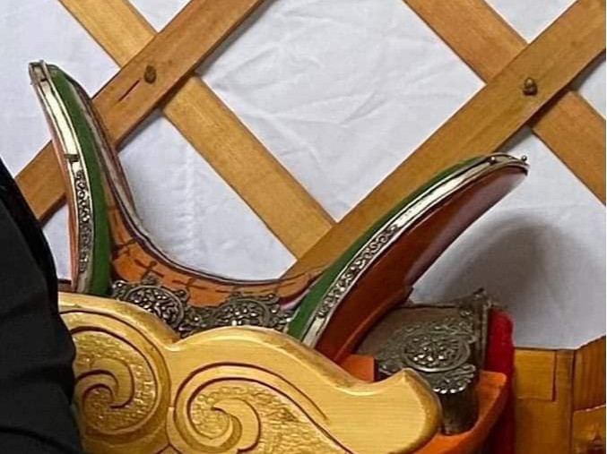 Хүй долоо худгаас энэ сарын 12-13-нд шилжих шөнө эртний хоёр эмээл, хазаар, зааны ясан хөөрөг, Тод манлай уяачийн малгай зэрэг хулгайд алдагджээ