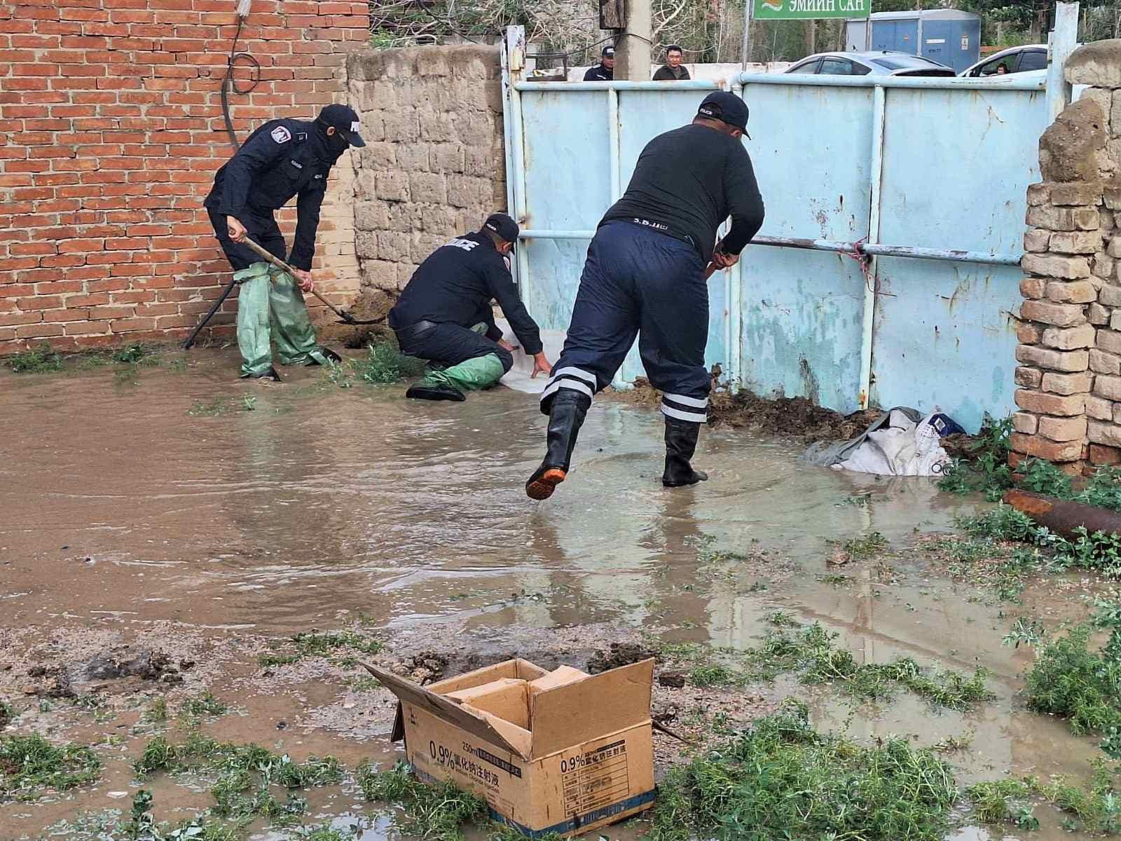 Ховдод үер бууж, айлууд усанд автжээ