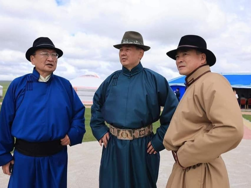 НААДАМ: Ерөнхийлөгч У.Хүрэлсүх малчин эмэгтэйн өөрт нь зориулж урласан дээлээр гангарчээ 