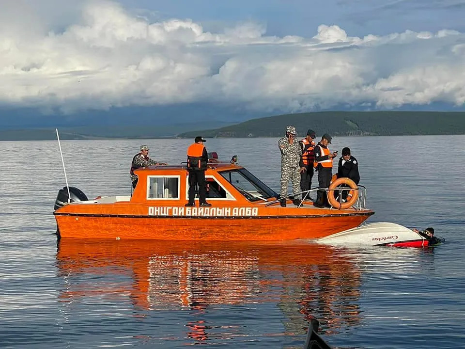 СЭРЭМЖЛҮҮЛЭГ: Онон голд Ланд круизер-80 машинтай живсэн иргэнийг эсэн мэнд гаргаж, автомашиныг нь үлдээжээ