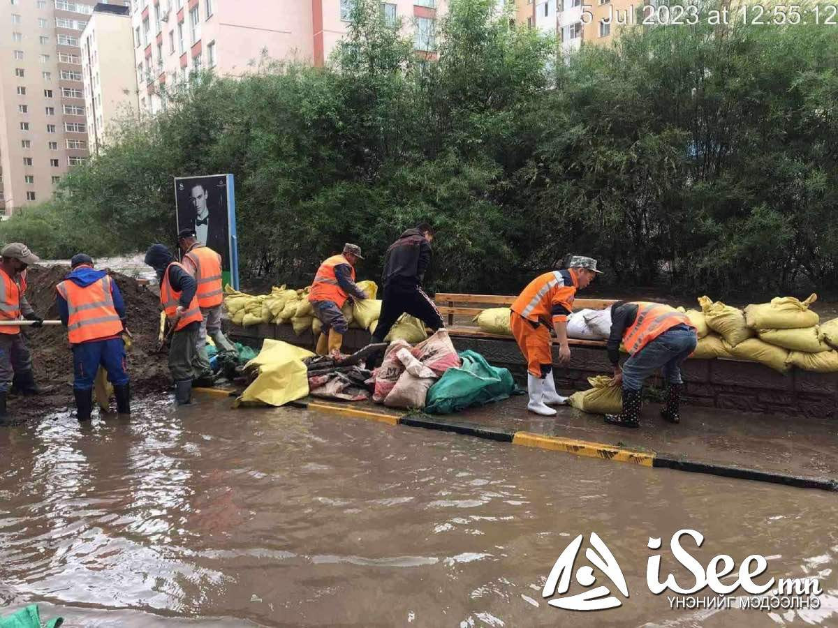 Баян-Өлгий аймагт 20 минутын туршид усархаг бороо орсны улмаас 55 айлын хашаа, байшин усанд автжээ 