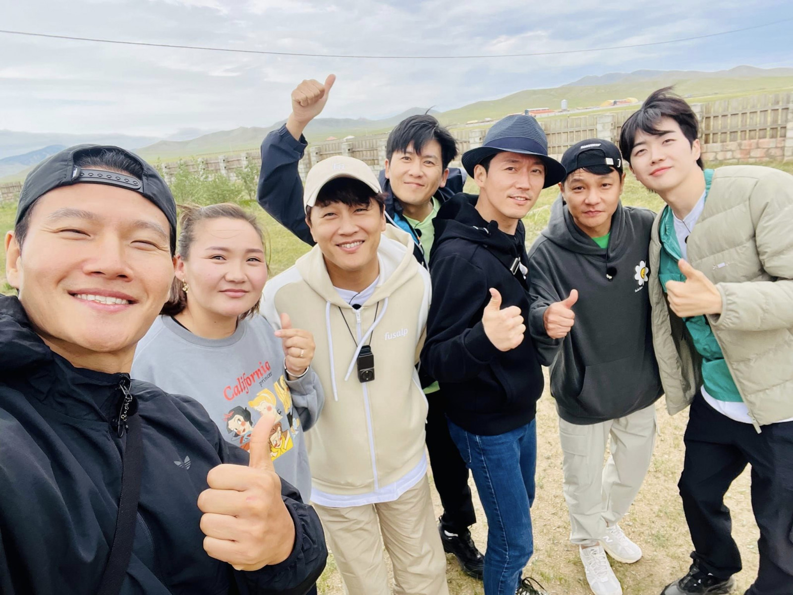 ВИДЕО: БНСУ-ын алдартнууд Монголд хэрхэн шууданч хийж буйг харуулсан "Couriers in Mongolia" нэвтрүүлгийг ирэх сард цацна