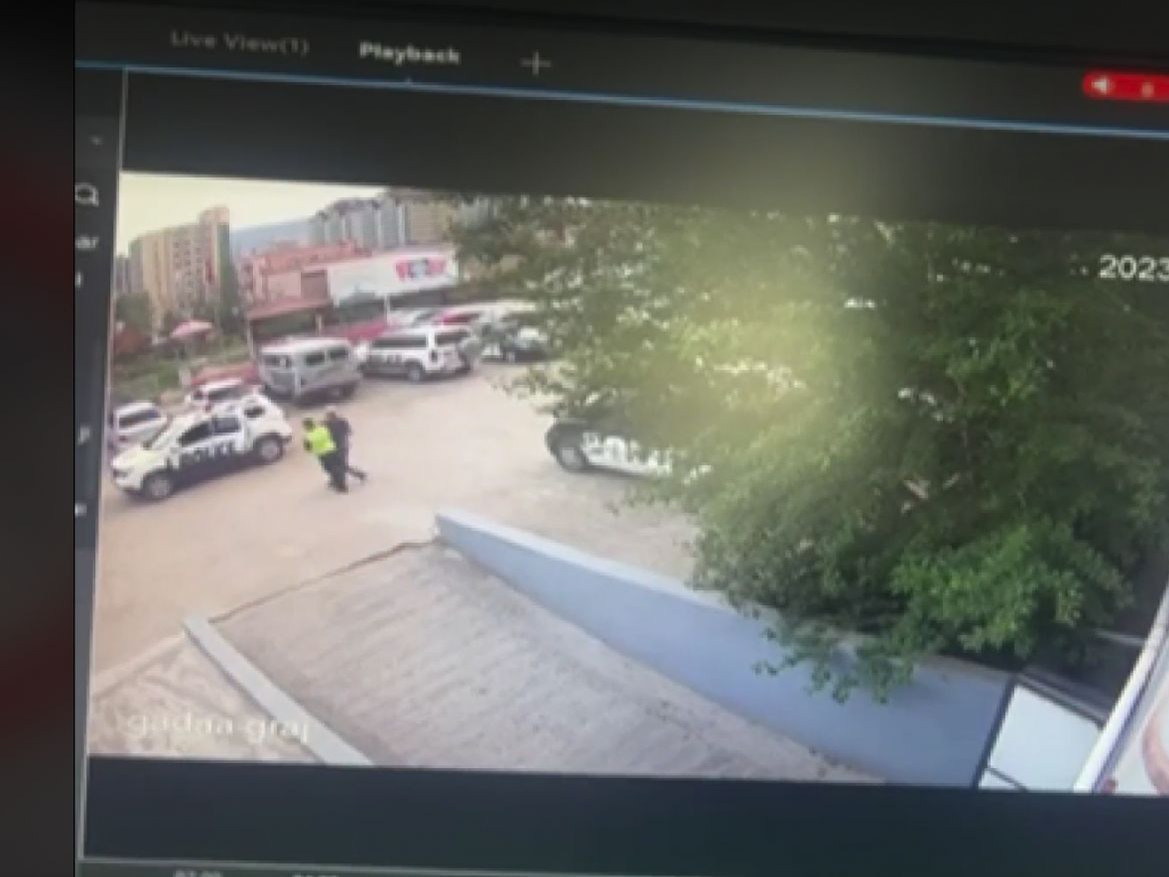 ЦЕГ: Зогсож байсан иргэнийг түлхээд машинд суулгасан бус архидан согтуурч эхнэр, хүүхдээ зодсон гэх дуудлагын дагуу цагдаагийн алба хаагч ажилласан