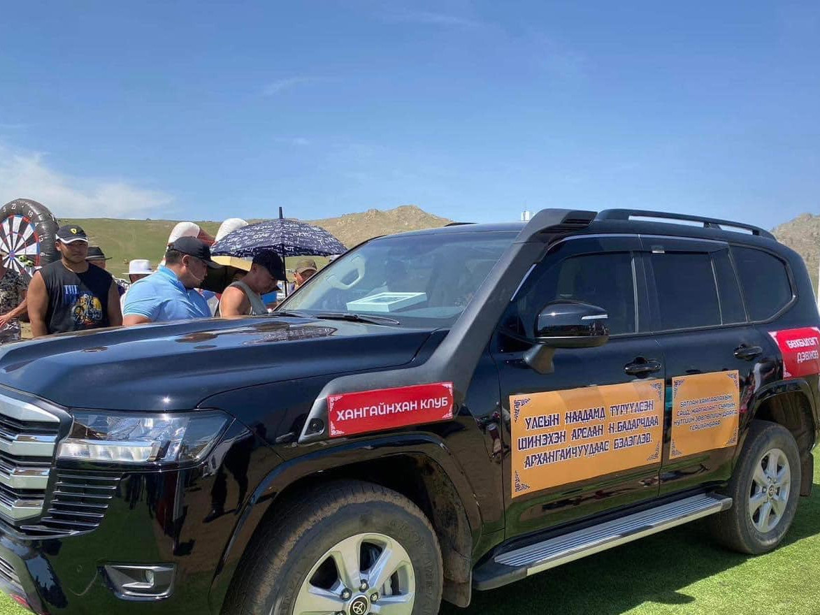 Архангайнхан Улсын арслан Н.Бадарчид хүндэтгэл үзүүлж, Land Cruiser 300 маркийн автомашин бэлэглэжээ