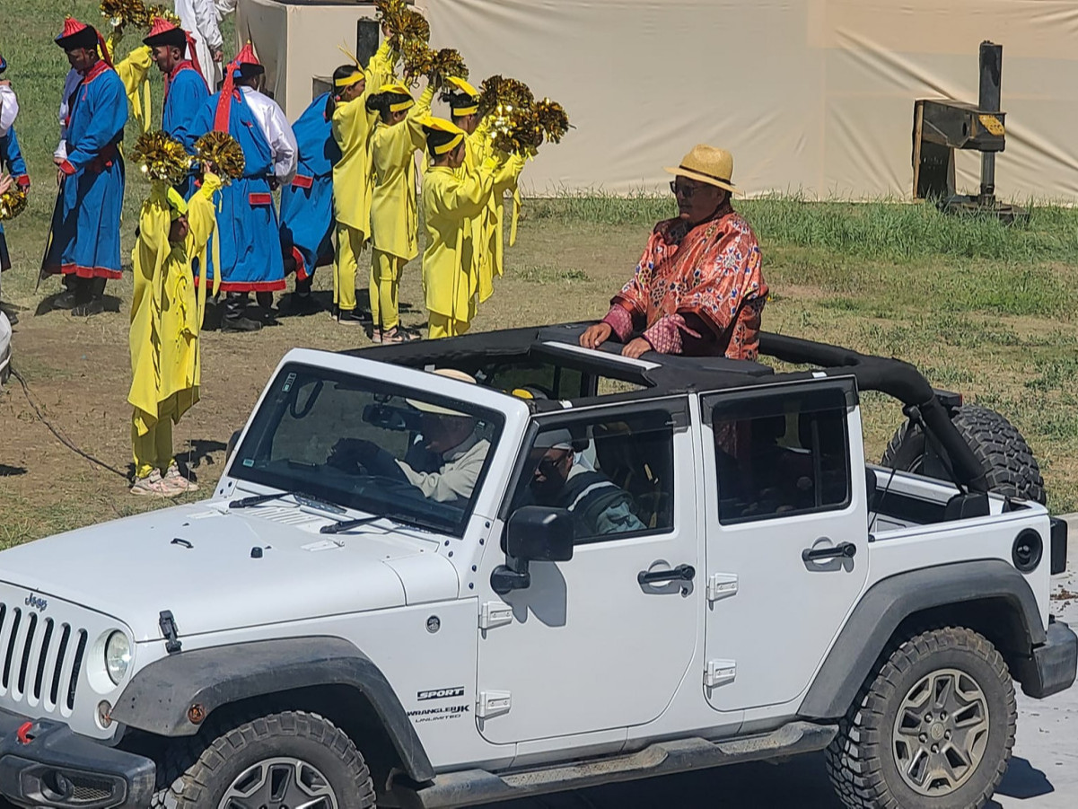 Завханы 100 жилийн ойн баяр наадмаар П.Очирбат, Н.Багабанди нар тусгай автомашинтай талбайд орж ирсэн нь иргэдийг шүүмжлэлд өртөв