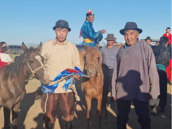 Уяач Б.Отгонсэлэнгэд Хэнтий аймгийн уяач н.Содном "Олон жил айраг түрүү авахыг ерөөж" хурдан удмын даага бэлэглэжээ