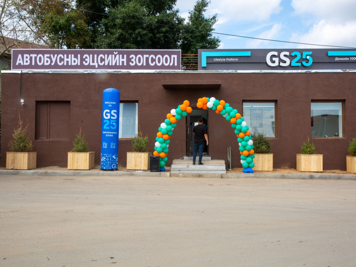 Автобусны буудлын эцсийн зогсоолуудыг тохижуулж,  24 цагаар иргэдэд үнэ төлбөргүй үйлчлэх нийтийн бие засах байгууламж байгуулж байна 