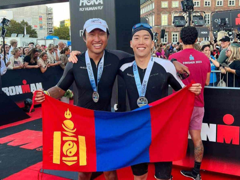 “Ironman” олон улсын триатлоны тэмцээнд Н.Дөлгөөннаран, Б.Сүбээдэй нар оролцож, тэмцээнээ дуусгасан анхны Монгол тамирчид боллоо