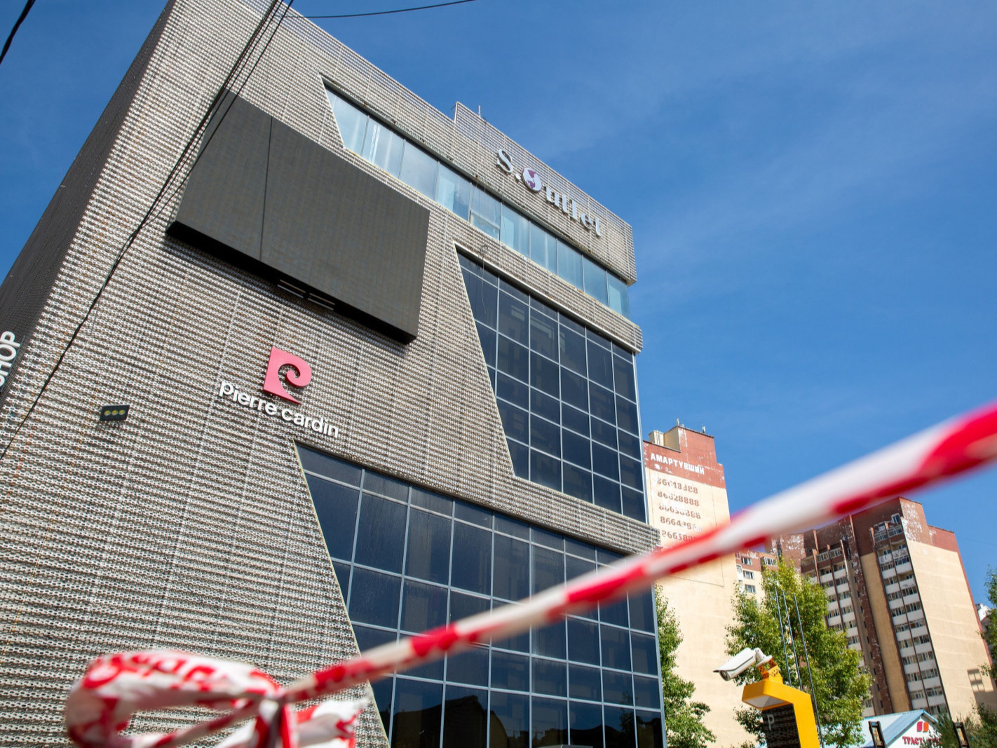 “S’Outlet” дэлгүүр орчмын 17 байгууламжийг албадан чөлөөлж эхэллээ