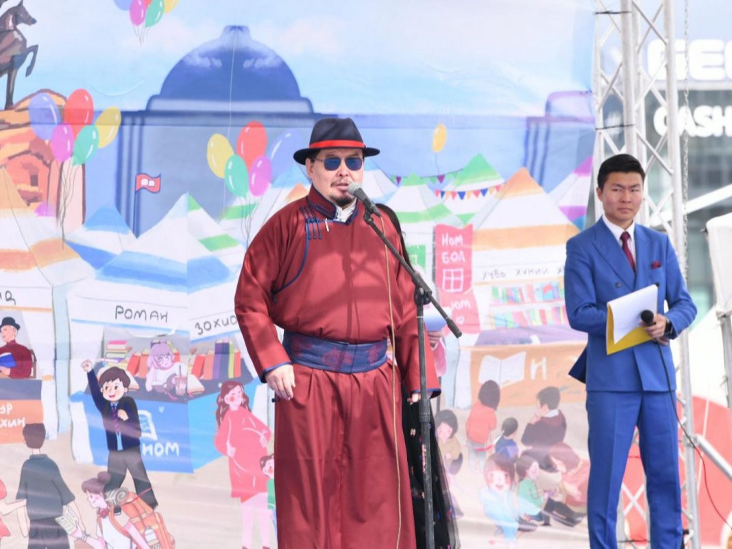 УИХ-ын дарга Г.Занданшатар “Мэргэн ном” цом, батламж гардуулж байна