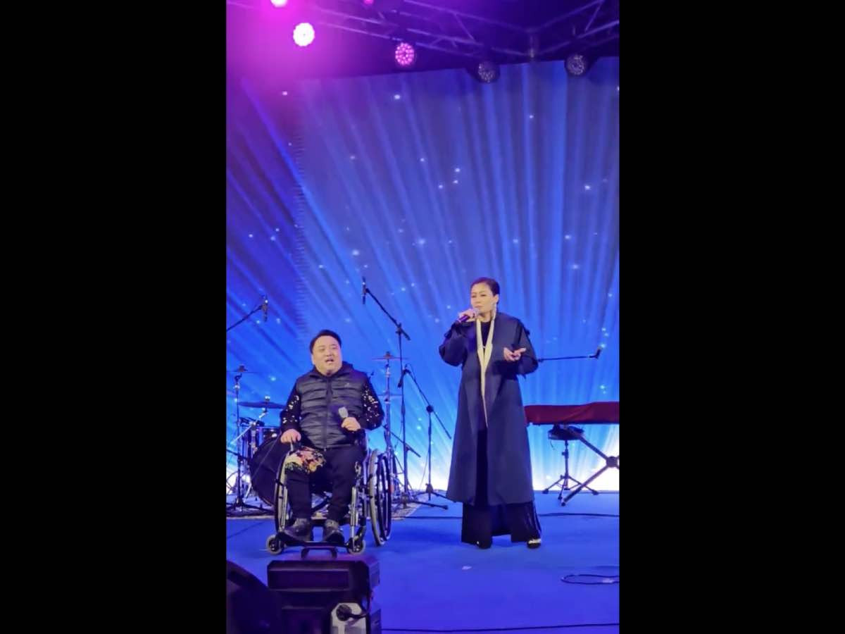 ВИДЕО: Жүжигчин Ж.Баясгалан гэргий Э.Мөнхтуяатайгаа хамт АН-ын бүсийн чуулганд ая, дуугаа өргөжээ