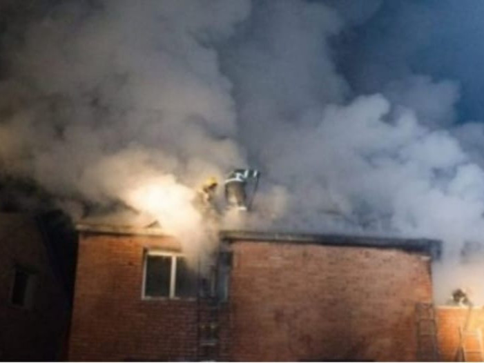 Гал гарч байсан байшингаас бие давхар эмэгтэйг хоёр хүүхдийн хамтаар аварчээ 