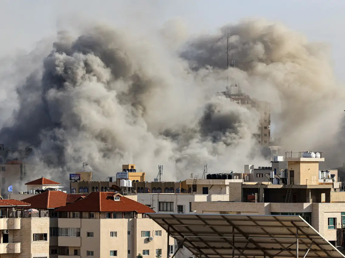 "Израилд 48 цагийн хол хорио тогтоосон. Бид зөвлөмжийн дагуу хаалга, цонхоо түгжиж гэртээ хорогдсон байдалтай байна" гэв 