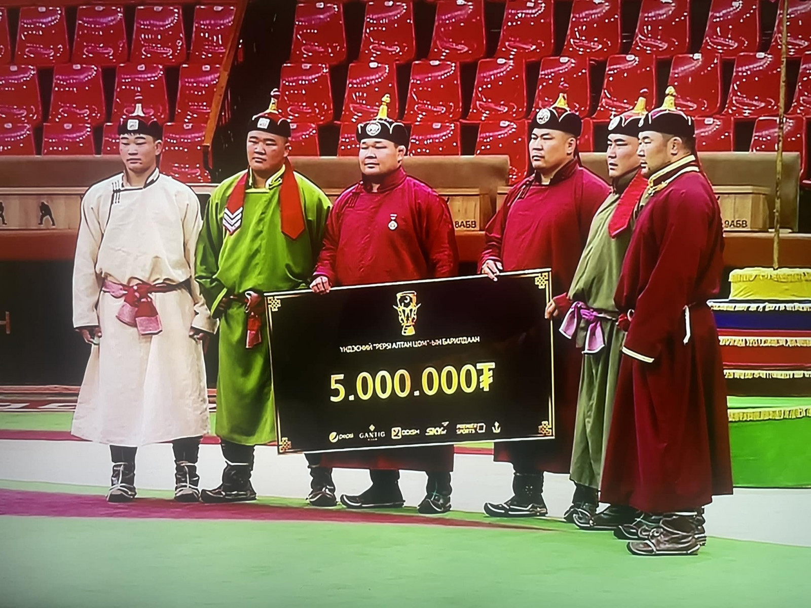 "Алтан цомын төлөөх цуврал барилдаан"-д түрүүлсэн Өмнөговь аймгийн бөхчүүд шагналын таван сая төгрөгөө талийгаач охины гэр бүлд хандивлажээ