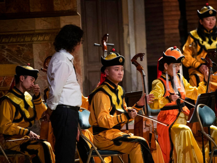 ФОТО: Морин хуурын чуулга “Монголын сайхан орон” хүндэтгэлийн тоглолтоо Версалийн хааны ордны дуурийн театрын тайзнаа тоглолоо